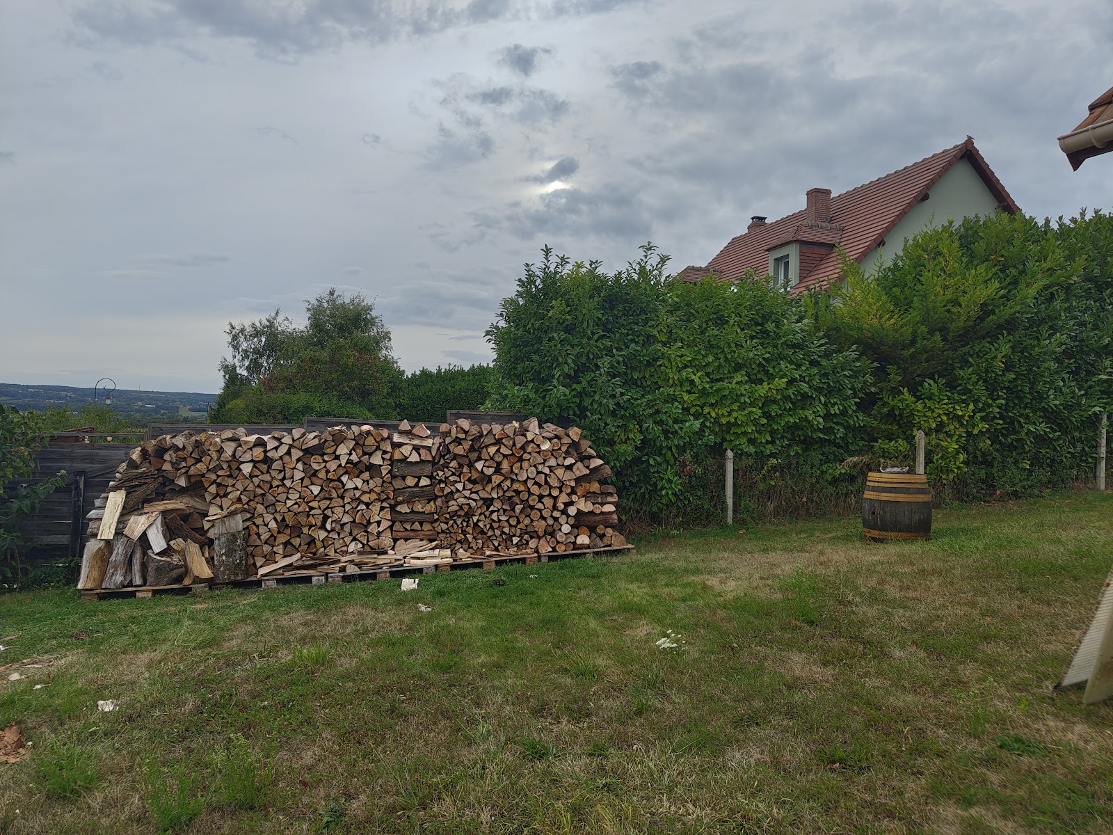 Stère de bois parfaitement rangé pour le séchage.