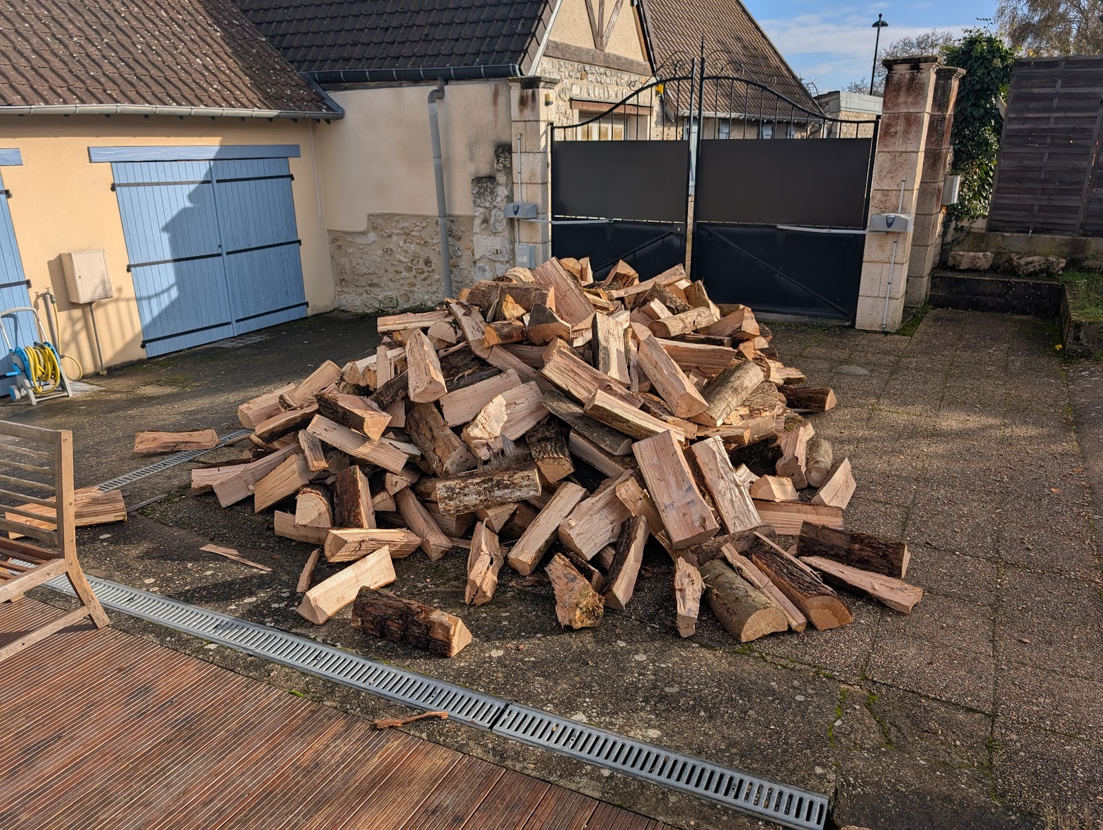 Tas de bois de chauffage fendu prêt pour la livraison.